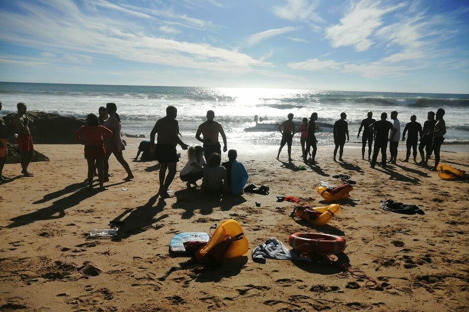 Embarcação vira com 14 passageiros a bordo