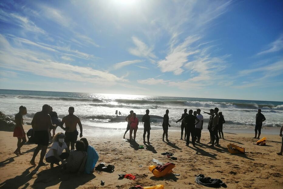 Embarcação vira com 14 passageiros a bordo