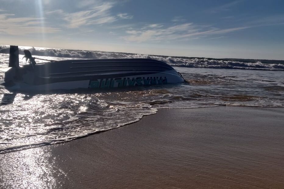 Embarcação vira com 14 passageiros a bordo