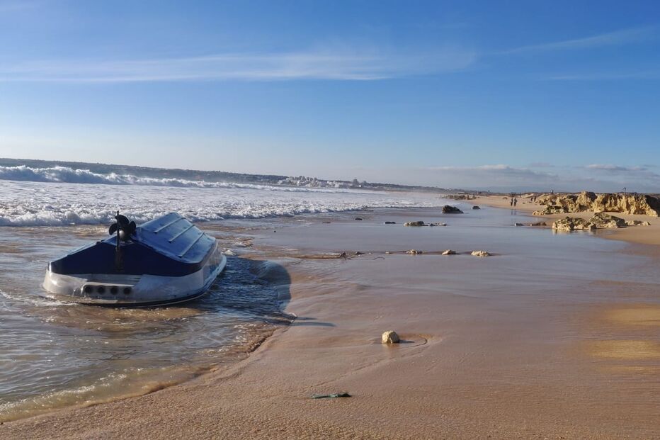 Embarcação vira com 14 passageiros a bordo