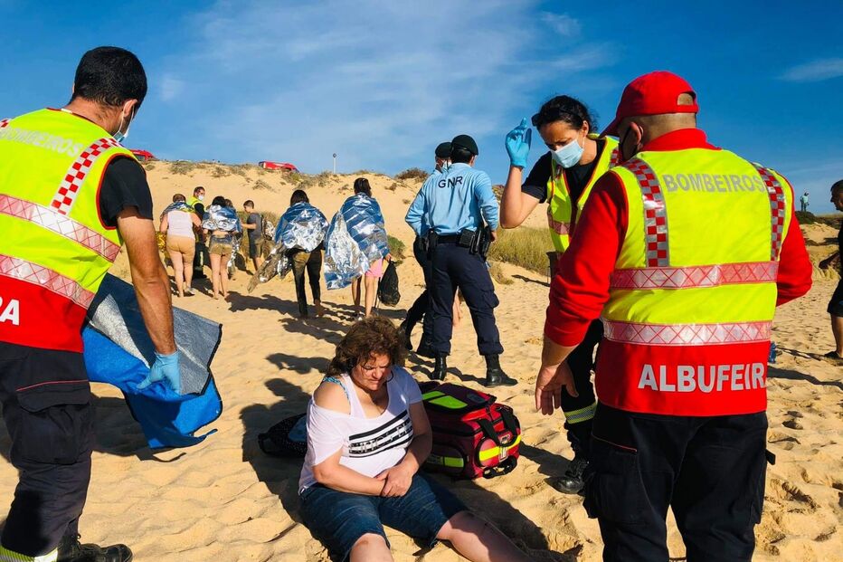 Embarcação vira com 14 passageiros a bordo na praia da Galé em Albufeira