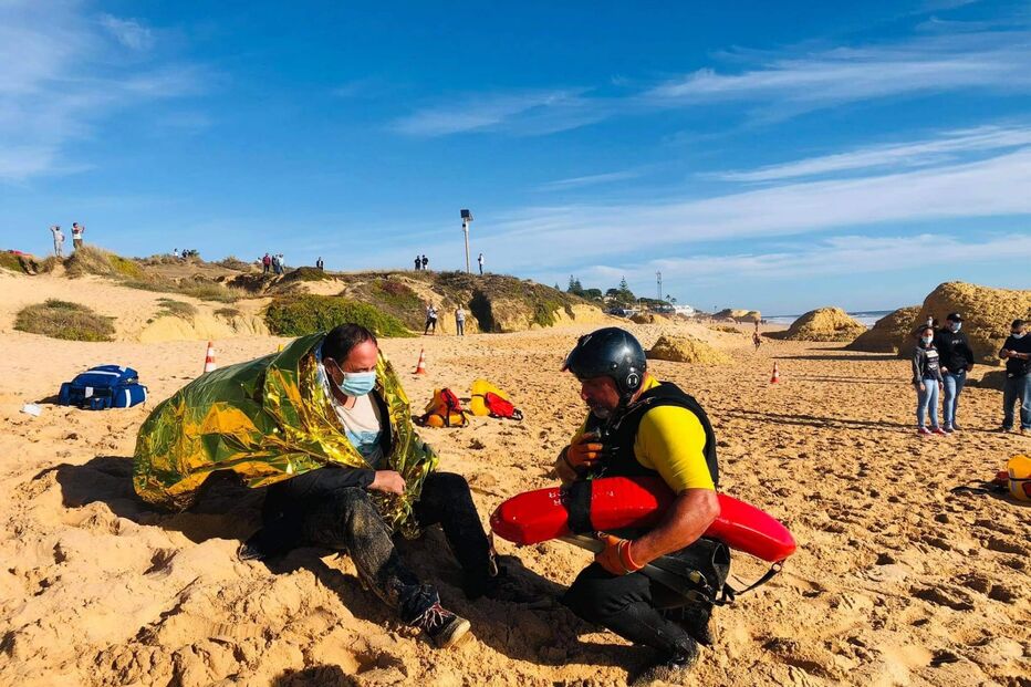 Embarcação vira com 14 passageiros a bordo na praia da Galé em Albufeira