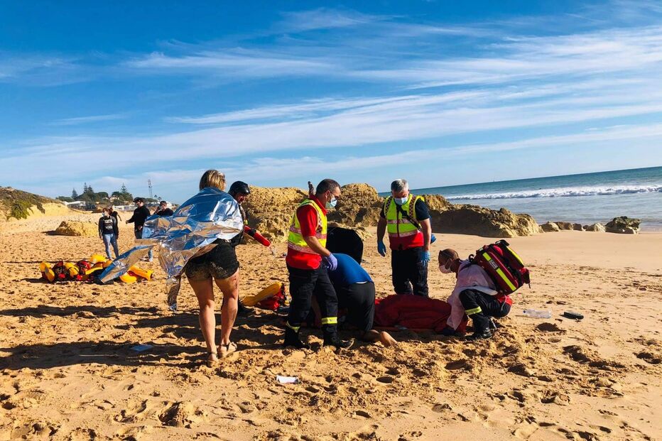 Embarcação vira com 14 passageiros a bordo na praia da Galé em Albufeira