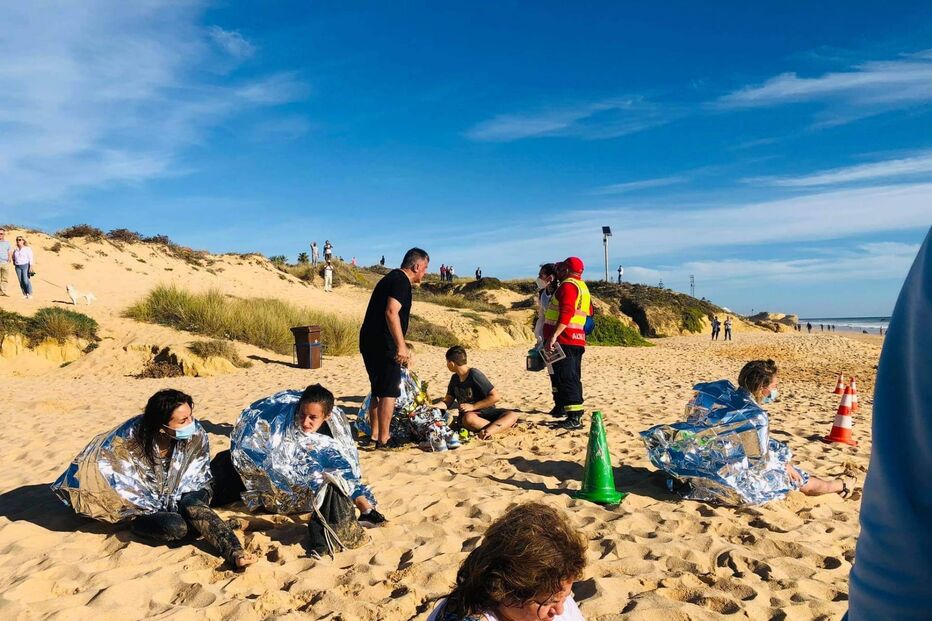 Embarcação vira com 14 passageiros a bordo na praia da Galé em Albufeira