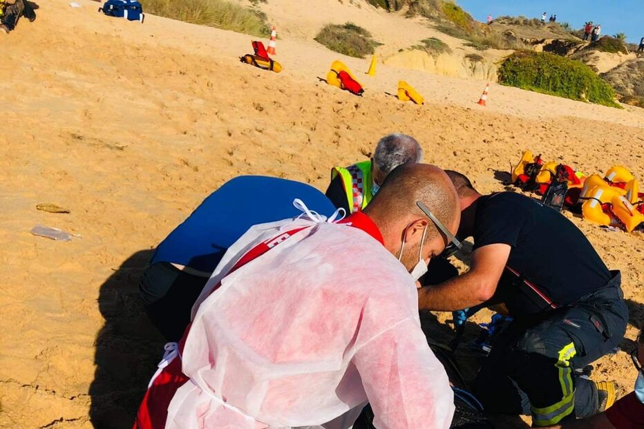 Embarcação vira com 14 passageiros a bordo na praia da Galé em Albufeira
