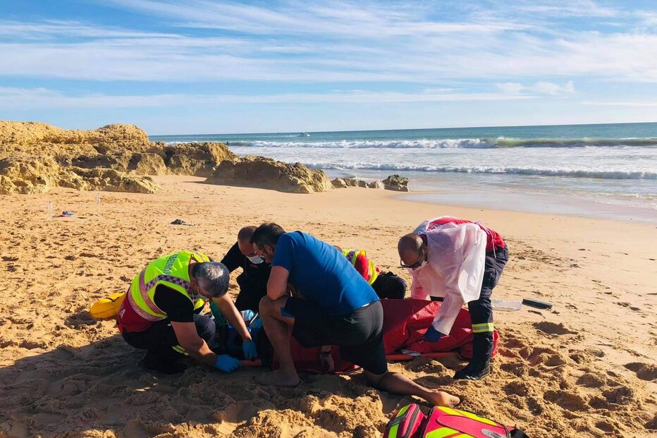 Embarcação vira com 14 passageiros a bordo na praia da Galé em Albufeira