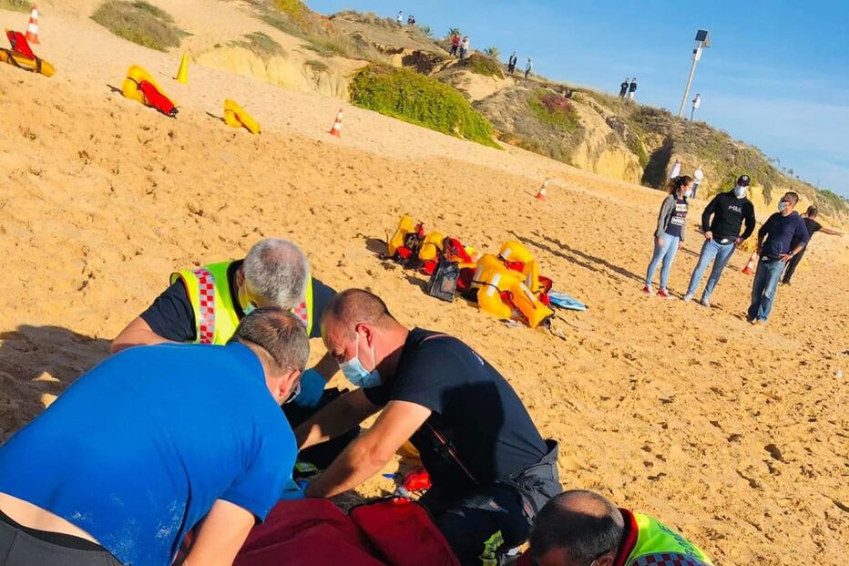 Embarcação vira com 14 passageiros a bordo na praia da Galé em Albufeira