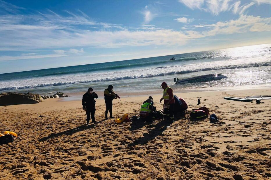 Embarcação vira com 14 passageiros a bordo na praia da Galé em Albufeira