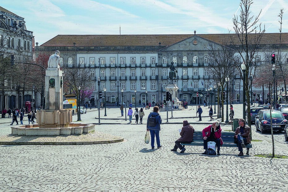 Praça da Liberdade, ao fundo da avenida dos Aliados