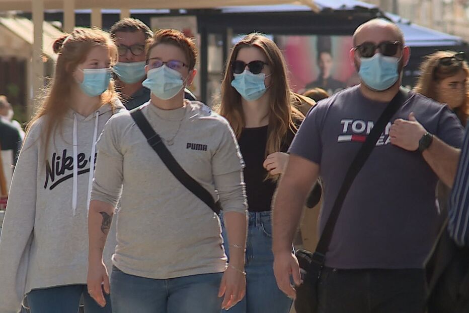 Pessoas com máscara