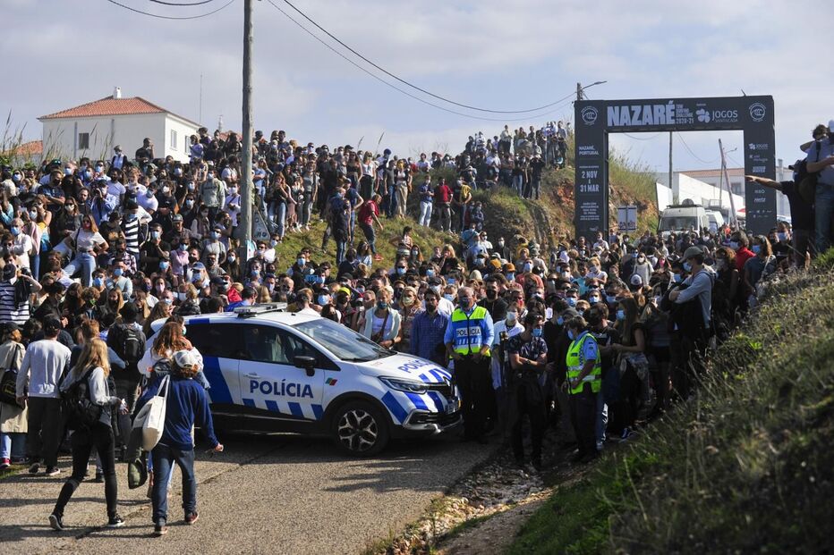 Mar de gente na Nazaré e falta de distanciamento para ver ondas gigantes