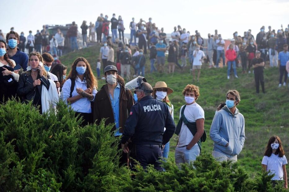 Mar de gente na Nazaré e falta de distanciamento para ver ondas gigantes