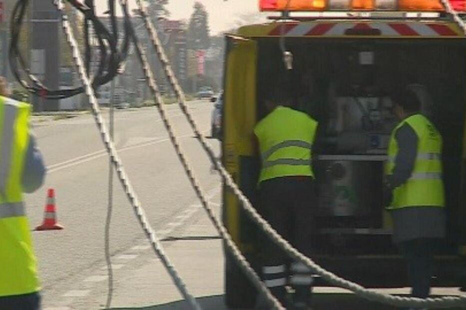 Carro embate contra poste e condiciona circulação no IC2 na Batalha