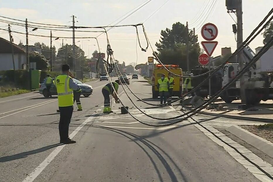 Carro embate contra poste e condiciona circulação no IC2 na Batalha