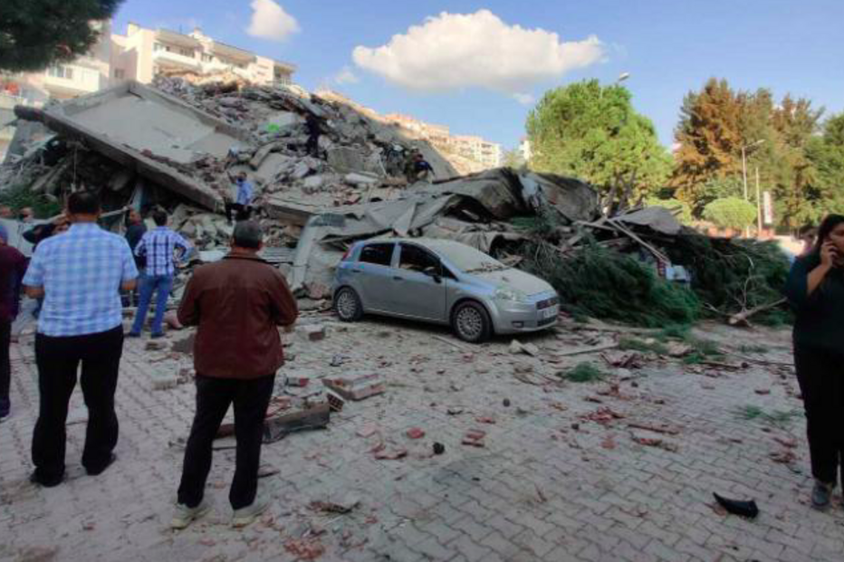 Edificio destruído na Turquia após sismo de 7.0
