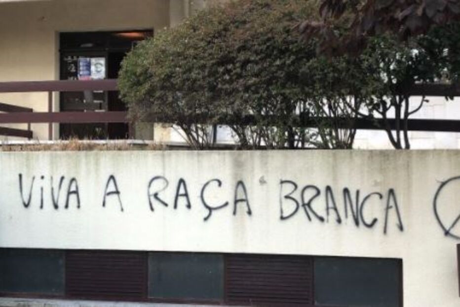 Parede da Universidade Católica de Lisboa com frases racistas