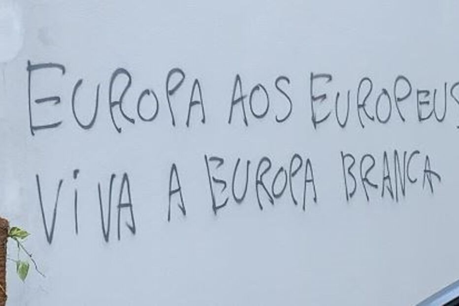 Parede da Universidade Católica de Lisboa com frases racistas