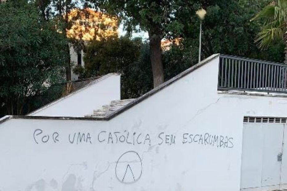 Parede da Universidade Católica de Lisboa com frases racistas