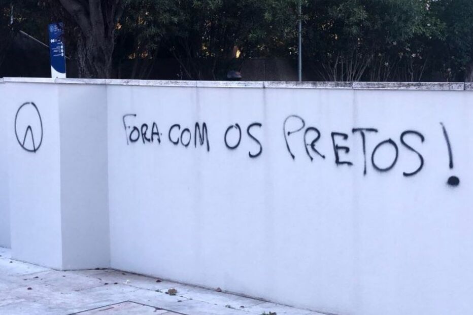 Parede da Universidade Católica de Lisboa com frases racistas