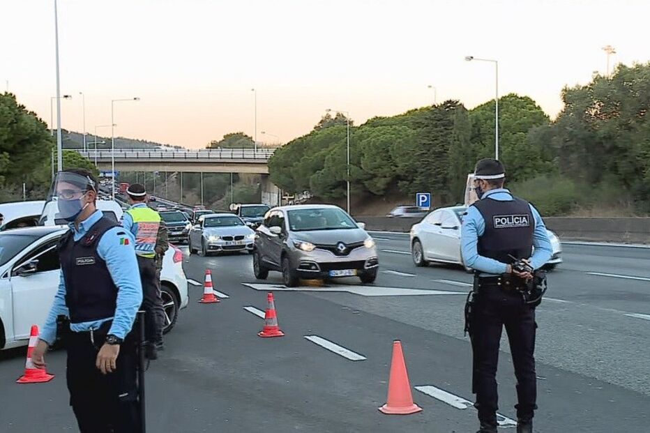 Longas filas para a ponte 25 de Abril