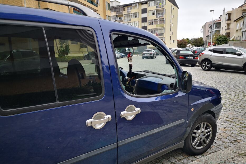 Viaturas vandalizadas na Rua Cassiano Branco, Porto