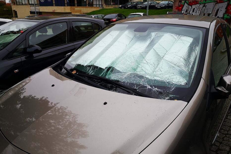 Viaturas vandalizadas na Rua Cassiano Branco, Porto
