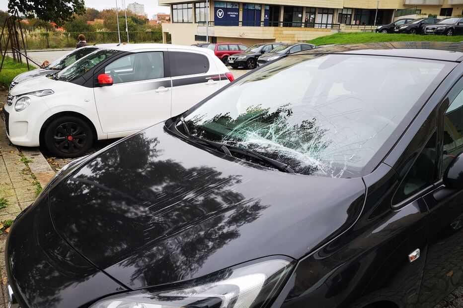 Viaturas vandalizadas na Rua Cassiano Branco, Porto