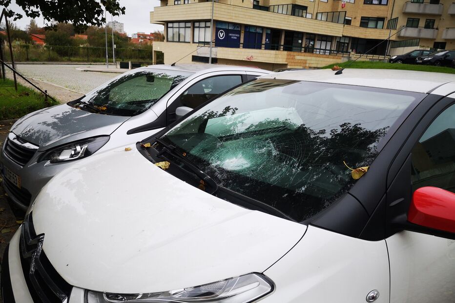 Viaturas vandalizadas na Rua Cassiano Branco, Porto