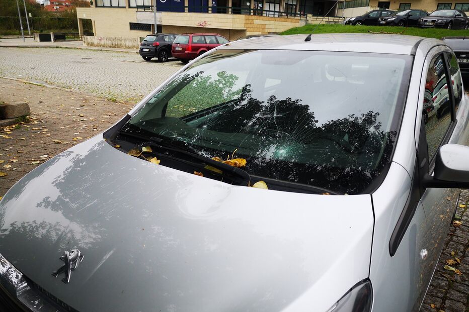 Viaturas vandalizadas na Rua Cassiano Branco, Porto