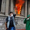 Manifestantes invadem e incendeiam Congresso na Guatemala