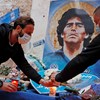 Fotografia ao lado de Maradona morto gera revolta nas redes sociais