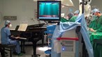 Menino de 10 anos operado enquanto tocam piano no bloco operatório