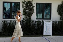 Melania Trump vota sem máscara na Flórida