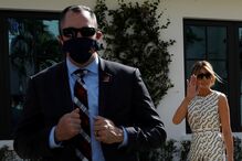 Melania Trump vota sem máscara na Flórida