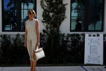 Melania Trump vota sem máscara na Flórida