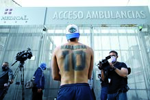 Lenda do futebol surpreende o mundo com susto de saúde. Admiradores atentos à evolução de Maradona horas após cirurgia