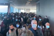 Dezenas de passageiros entopem zona de chegadas do Aeroporto de Lisboa
