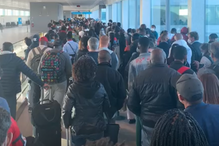 Dezenas de passageiros entopem zona de chegadas do Aeroporto de Lisboa