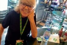 Avó de 80 anos casa com homem 45 anos mais novo e partilha experiência sexual