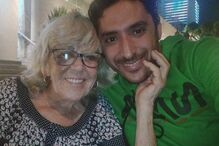 Avó de 80 anos casa com homem 45 anos mais novo e partilha experiência sexual