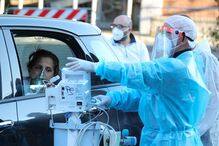 Doentes receberem oxigénio nos carros no Hospital de Cotugno, em Itália