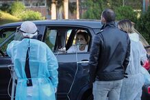 Doentes receberem oxigénio nos carros no Hospital de Cotugno, em Itália