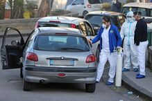 Doentes receberem oxigénio nos carros no Hospital de Cotugno, em Itália