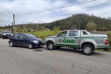Carro dos assaltantes foi abalroado pela GNR