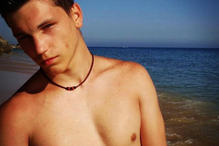 A história de Gabriel, o rapaz que se ri quando lhe dizem que tem 