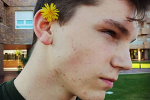 A história de Gabriel, o rapaz que se ri quando lhe dizem que tem 