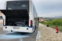 Autocarro incendeia-se em paragem de autocarro em Caxias
