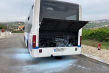 Autocarro incendeia-se em paragem de autocarro em Caxias