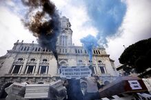 Centenas de empresários da restauração manifestaram-se contra medidas restritivas na Baixa do Porto