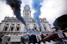 Centenas de empresários da restauração manifestaram-se contra medidas restritivas na Baixa do Porto